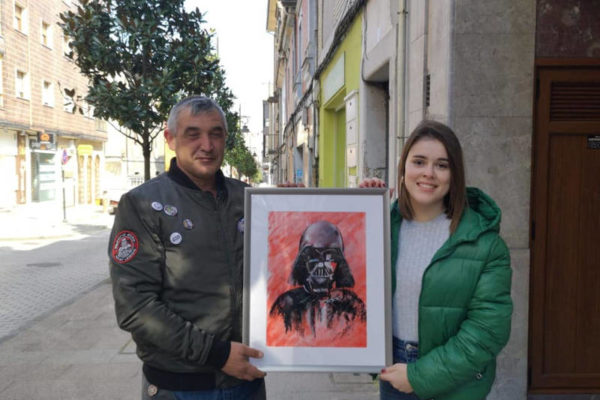 Sara Iglesias y un componente de Legión 501 con el cuadro