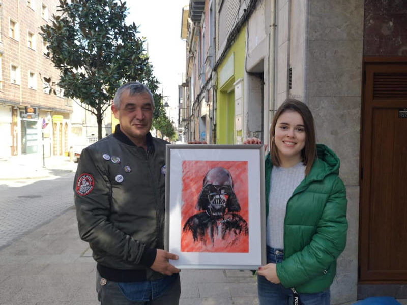Sara Iglesias y un componente de Legión 501 con el cuadro