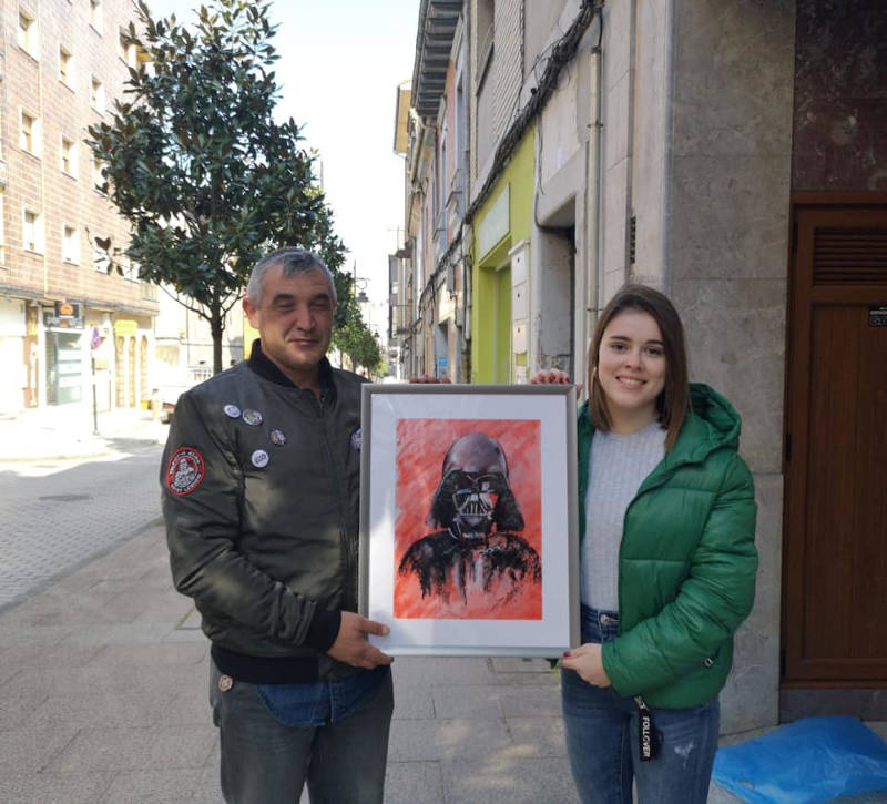 Sara Iglesias y un componente de Legión 501 con el cuadro