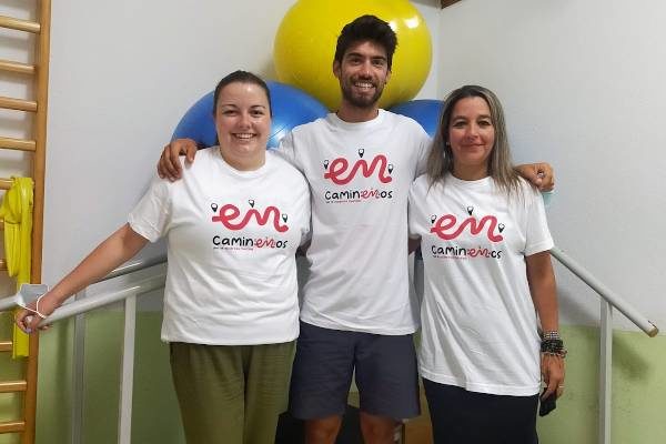 Jovenes con una camiseta de Caminamos por la esclerosis