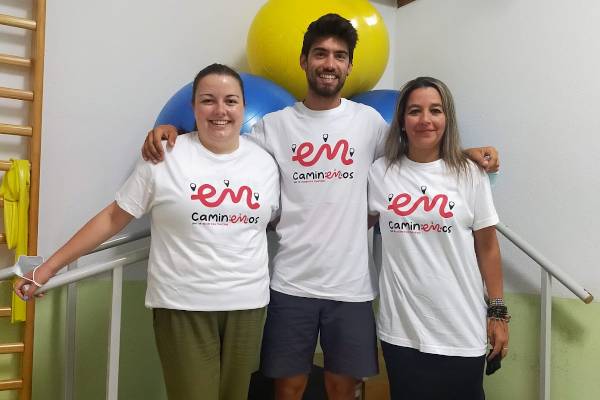 Jovenes con una camiseta de Caminamos por la esclerosis